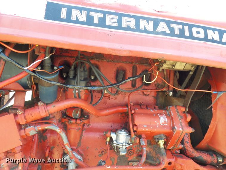 image for item DM2999 International 354  tractor
