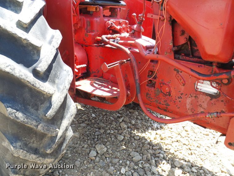 image for item DM2999 International 354  tractor