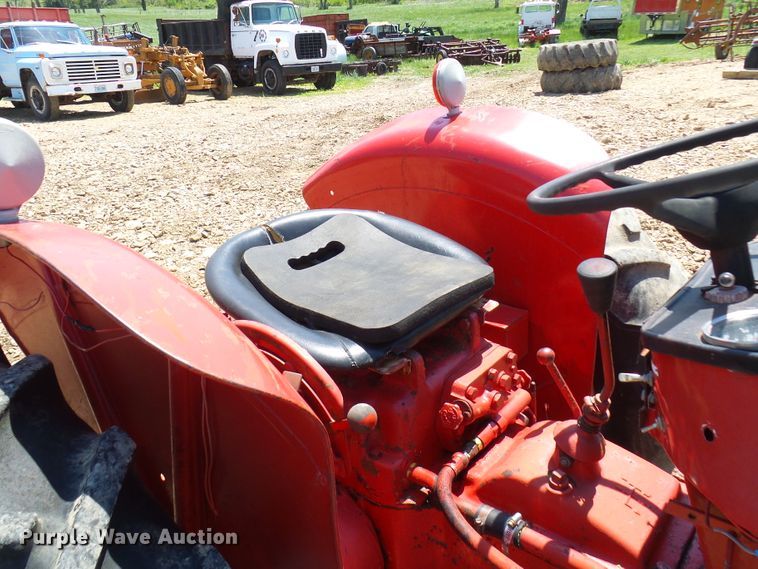 image for item DM2999 International 354  tractor