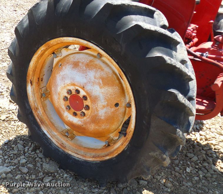 image for item DM2999 International 354  tractor