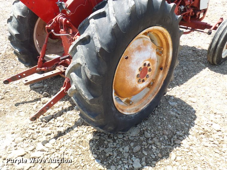 image for item DM2999 International 354  tractor