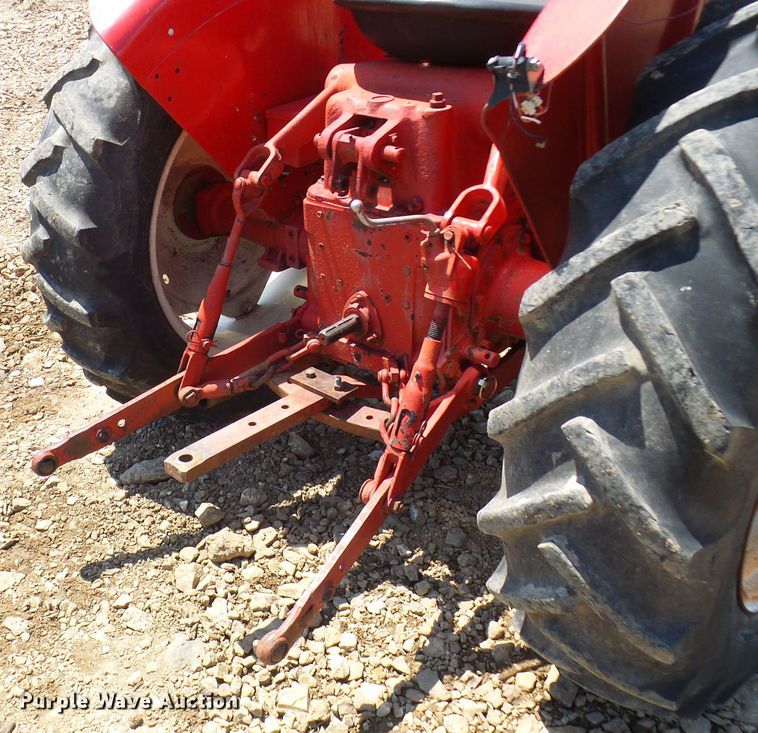 image for item DM2999 International 354  tractor