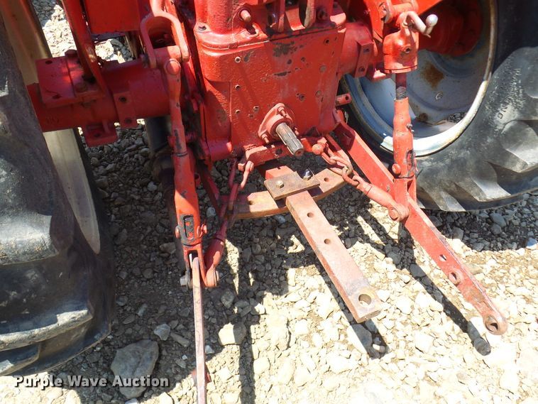 image for item DM2999 International 354  tractor