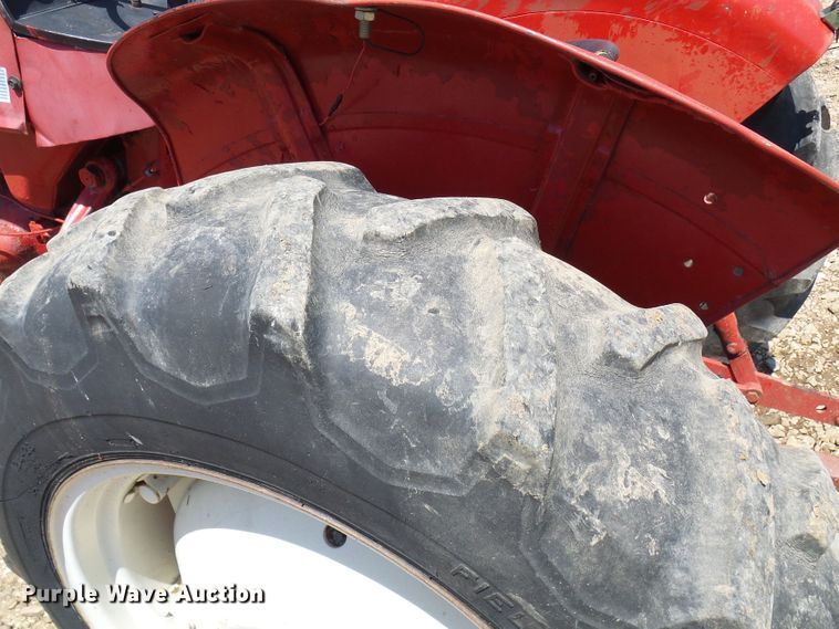 image for item DM2999 International 354  tractor