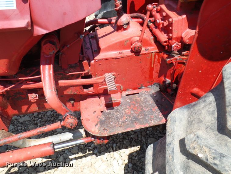 image for item DM2999 International 354  tractor