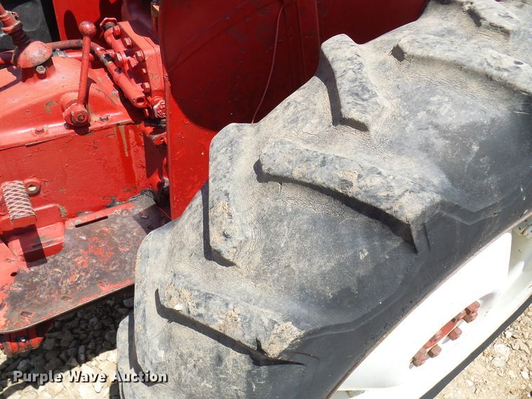 image for item DM2999 International 354  tractor