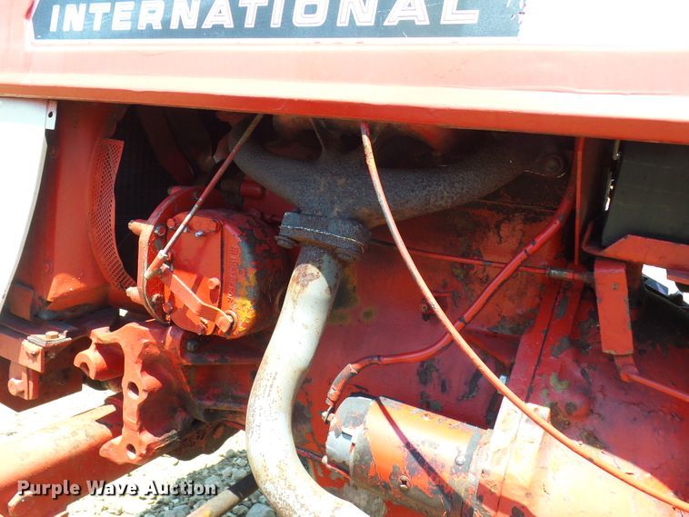 image for item DM2999 International 354  tractor