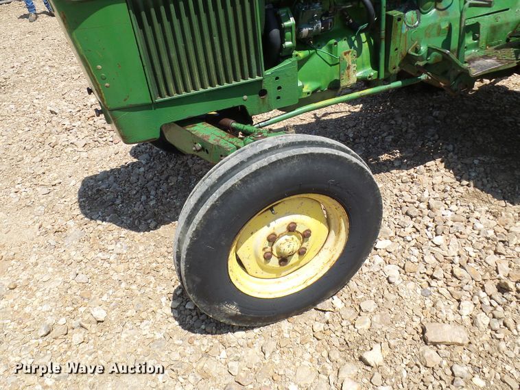 image for item DM3007 John Deere 820  tractor