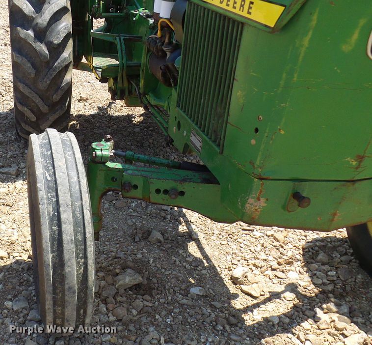 image for item DM3007 John Deere 820  tractor