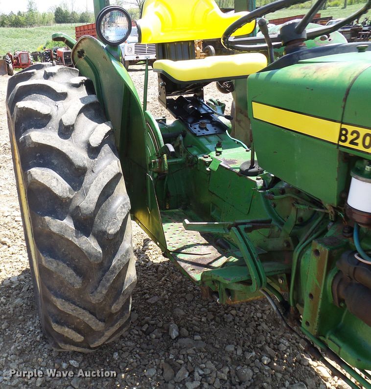 image for item DM3007 John Deere 820  tractor