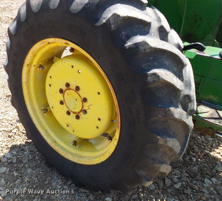 image for item DM3007 John Deere 820  tractor