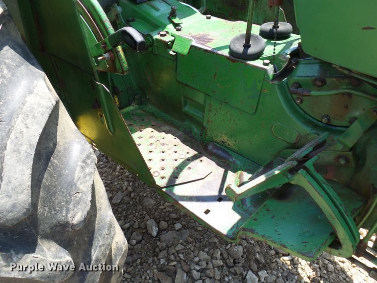 image for item DM3007 John Deere 820  tractor