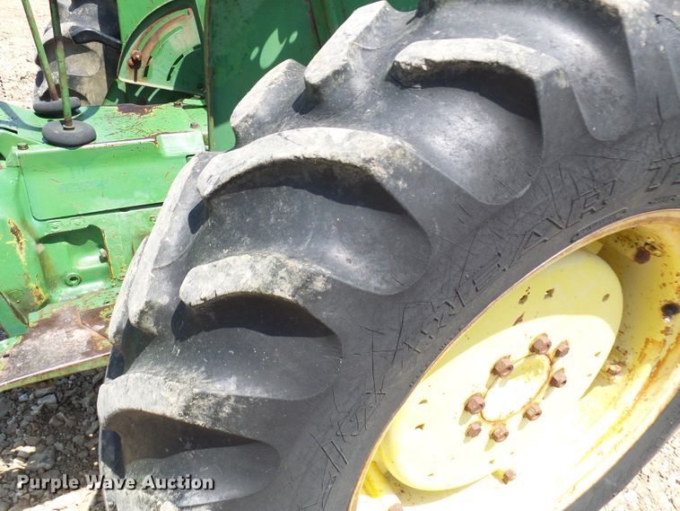 image for item DM3007 John Deere 820  tractor