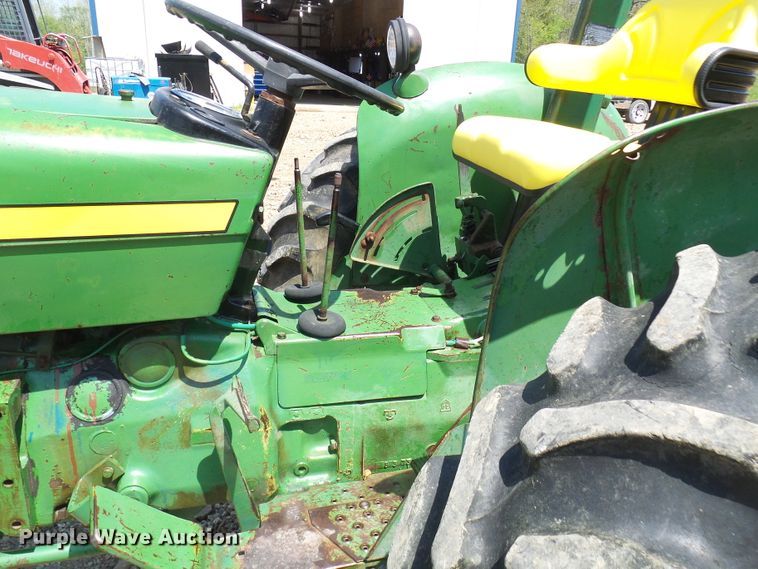 image for item DM3007 John Deere 820  tractor