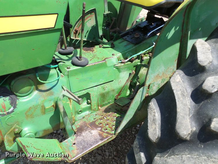 image for item DM3007 John Deere 820  tractor