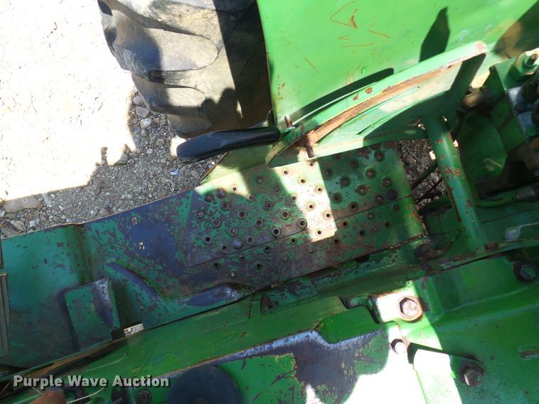 image for item DM3007 John Deere 820  tractor