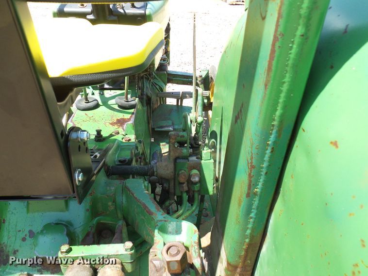 image for item DM3007 John Deere 820  tractor