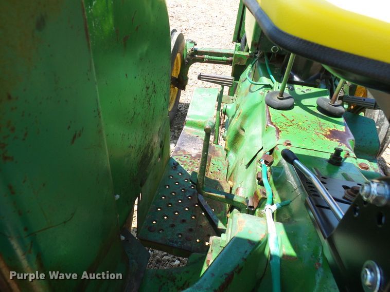 image for item DM3007 John Deere 820  tractor