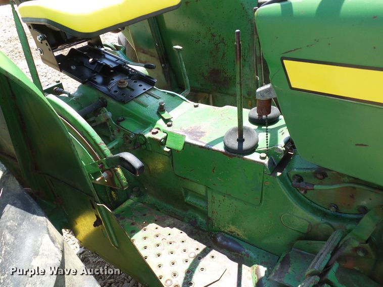 image for item DM3007 John Deere 820  tractor