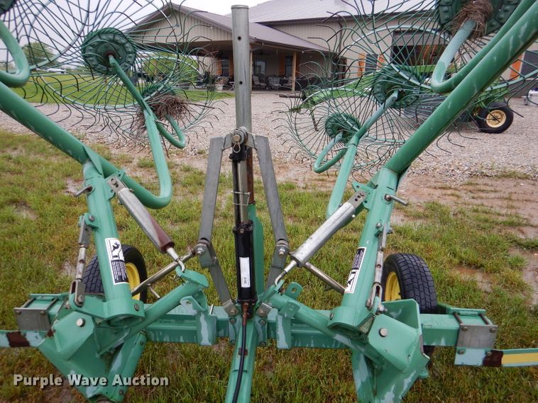 image for item DM4291 John Deere 702  hay rake