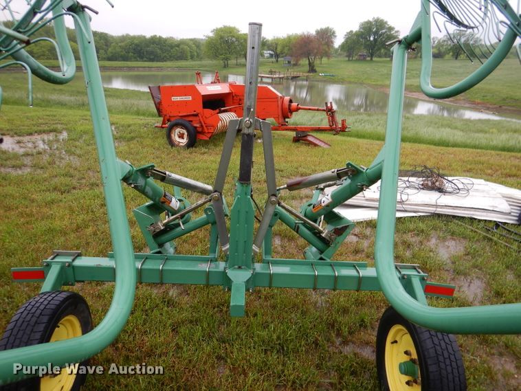 image for item DM4291 John Deere 702  hay rake