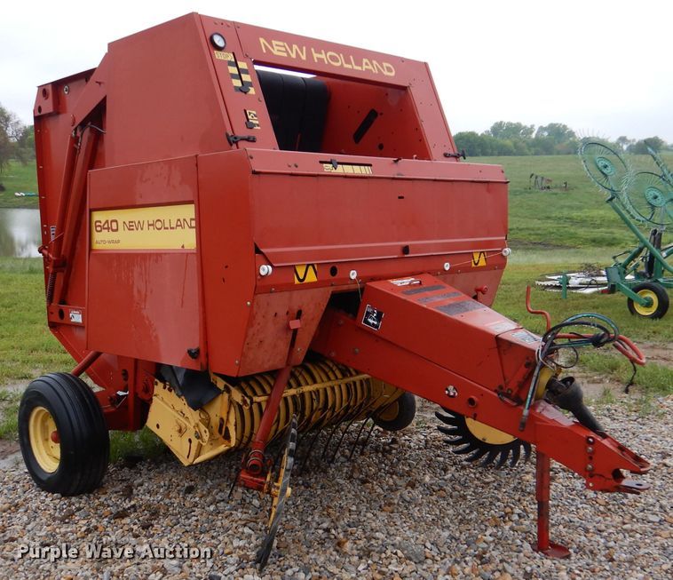 image for item DM4294 1994 New Holland 640  round baler