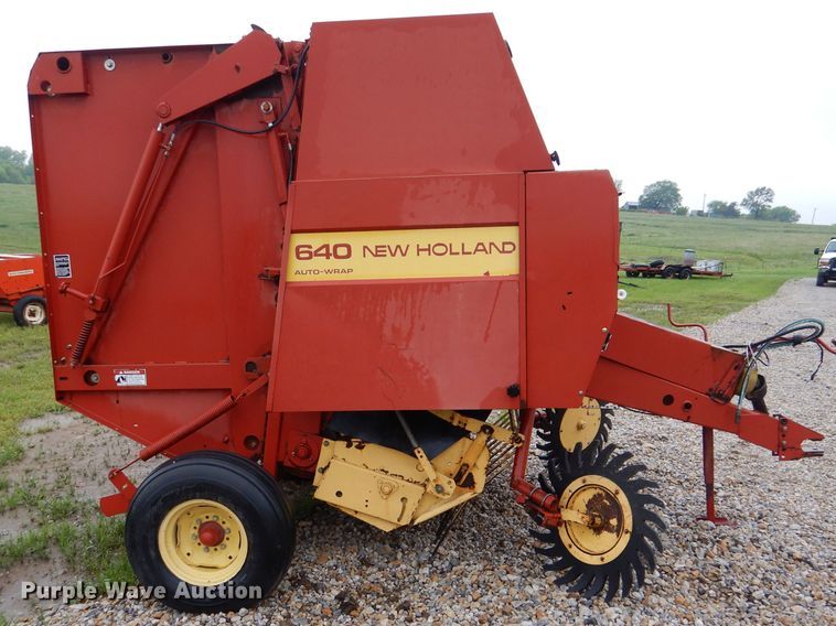 image for item DM4294 1994 New Holland 640  round baler
