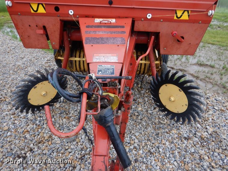 image for item DM4294 1994 New Holland 640  round baler