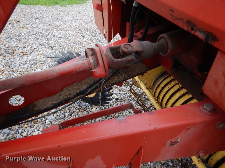 image for item DM4294 1994 New Holland 640  round baler