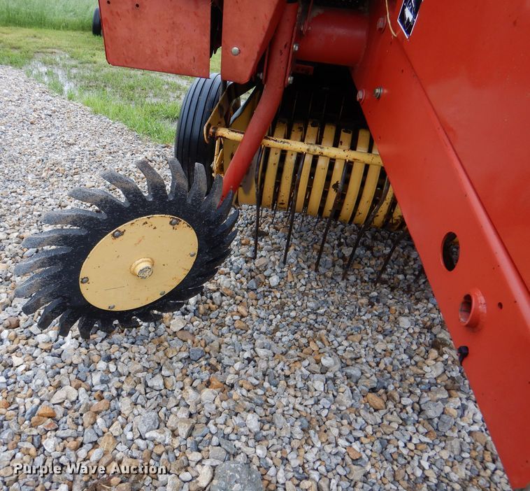 image for item DM4294 1994 New Holland 640  round baler