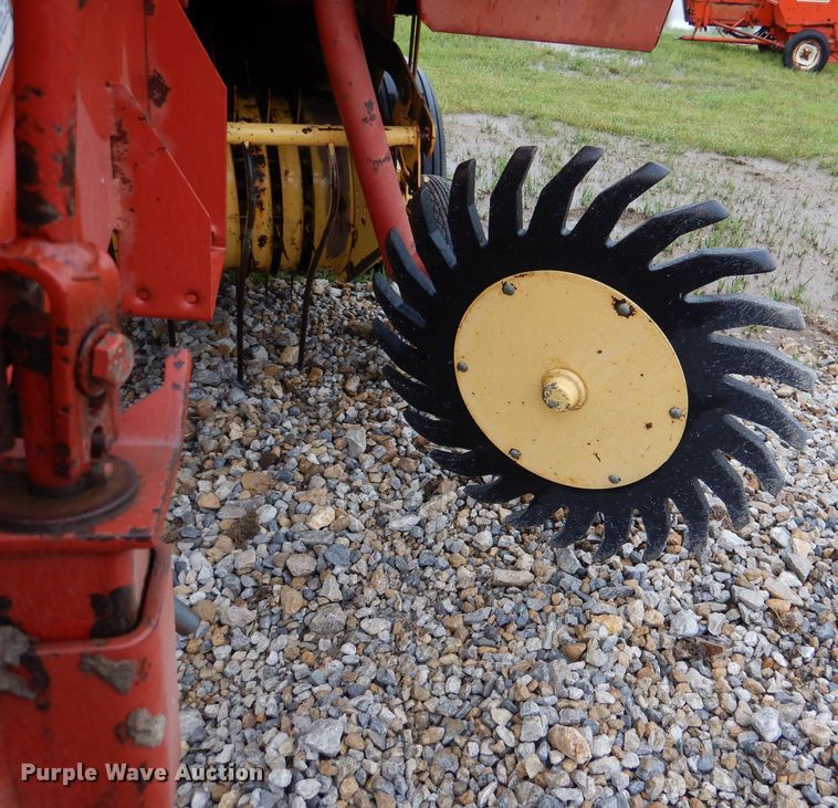 image for item DM4294 1994 New Holland 640  round baler