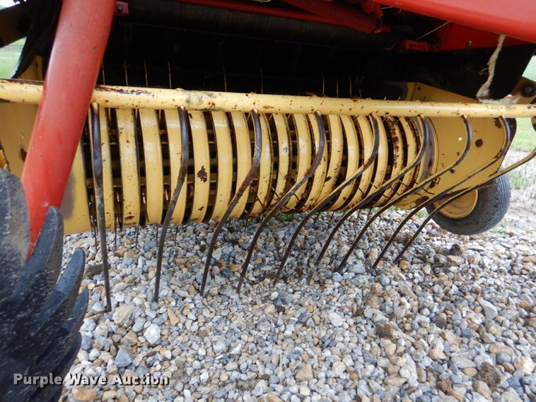 image for item DM4294 1994 New Holland 640  round baler