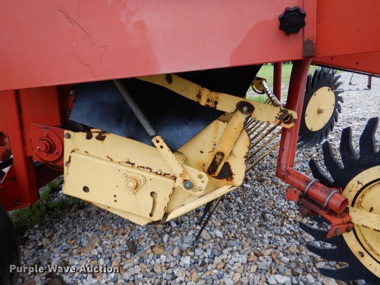 image for item DM4294 1994 New Holland 640  round baler