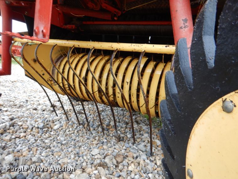 image for item DM4294 1994 New Holland 640  round baler