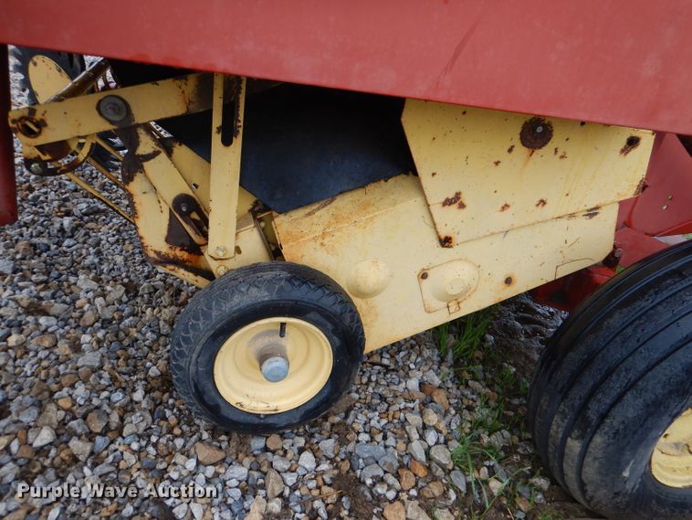image for item DM4294 1994 New Holland 640  round baler