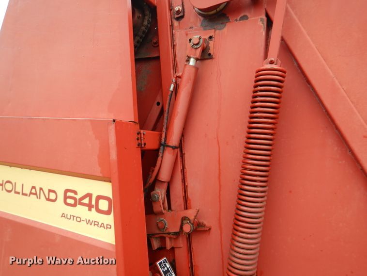 image for item DM4294 1994 New Holland 640  round baler