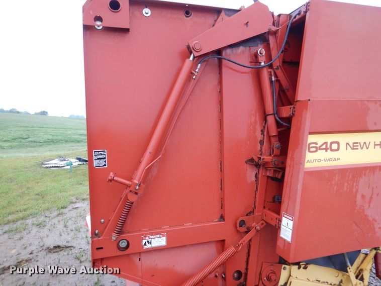 image for item DM4294 1994 New Holland 640  round baler
