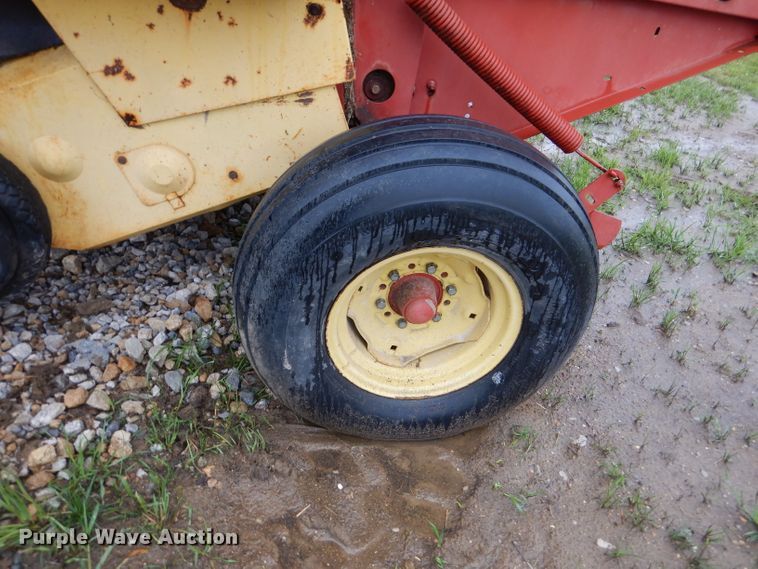 image for item DM4294 1994 New Holland 640  round baler