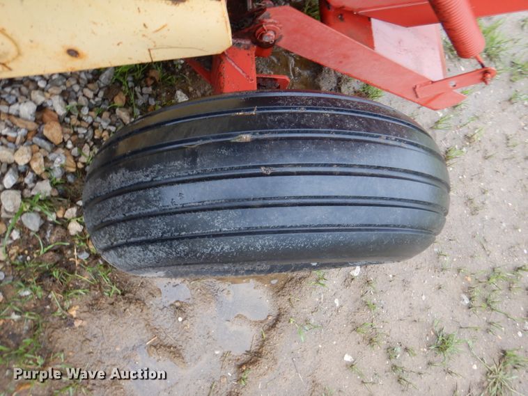 image for item DM4294 1994 New Holland 640  round baler