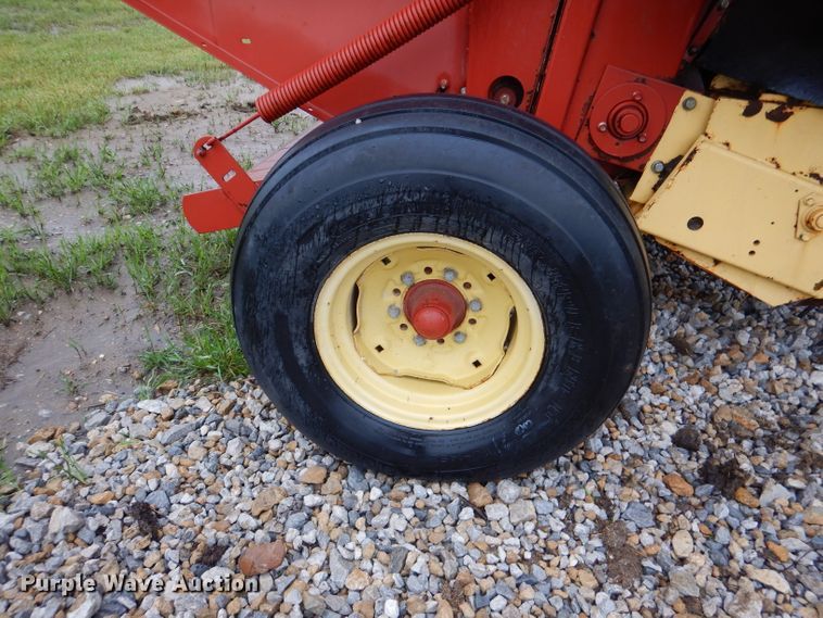 image for item DM4294 1994 New Holland 640  round baler