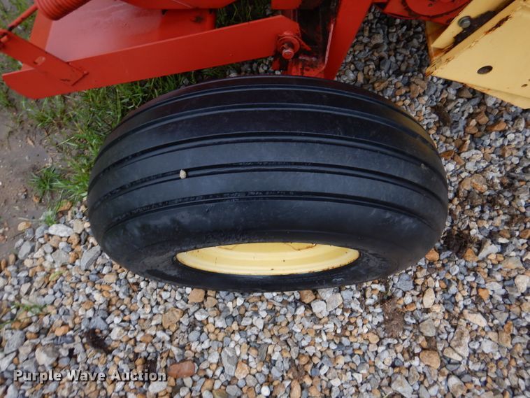 image for item DM4294 1994 New Holland 640  round baler