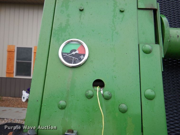 image for item DM4295 1985 John Deere 530  round baler