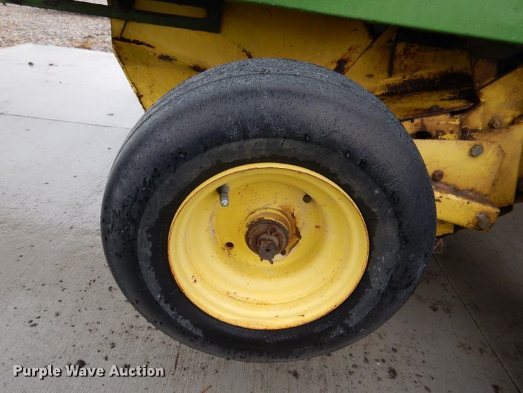image for item DM4295 1985 John Deere 530  round baler