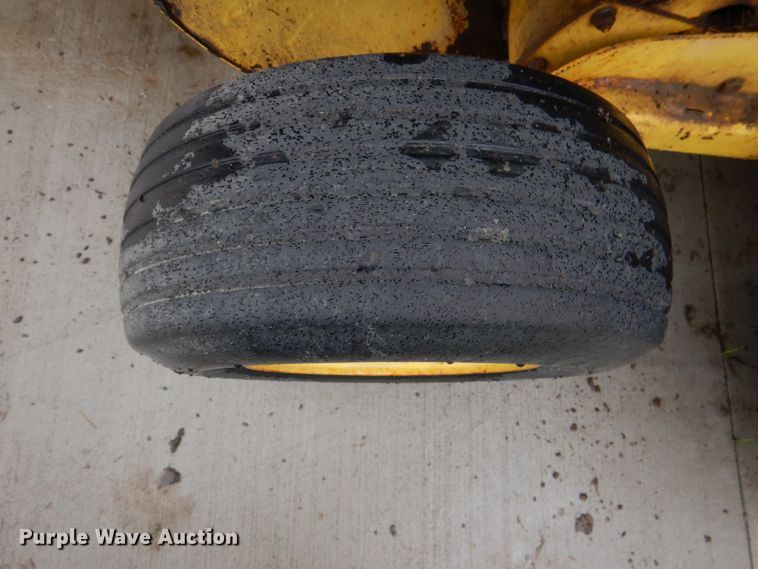 image for item DM4295 1985 John Deere 530  round baler