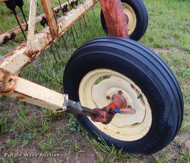 image for item DM4296 New Holland 256 hay rake