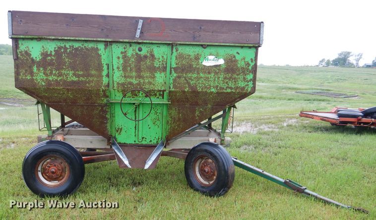 image for item DM4298 Huskee  gravity wagon