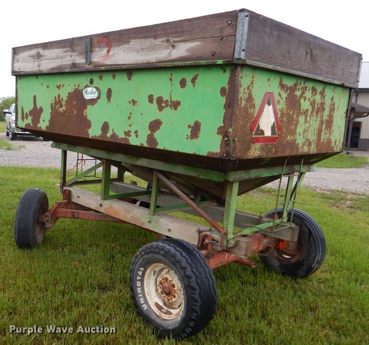 image for item DM4298 Huskee  gravity wagon