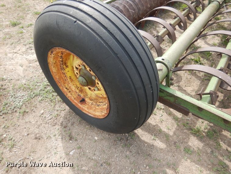 image for item FI9042 John Deere spring tooth roller packer