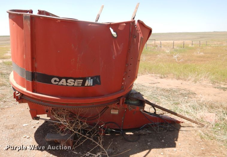 image for item HI9073 Case IH 8610  bale processor