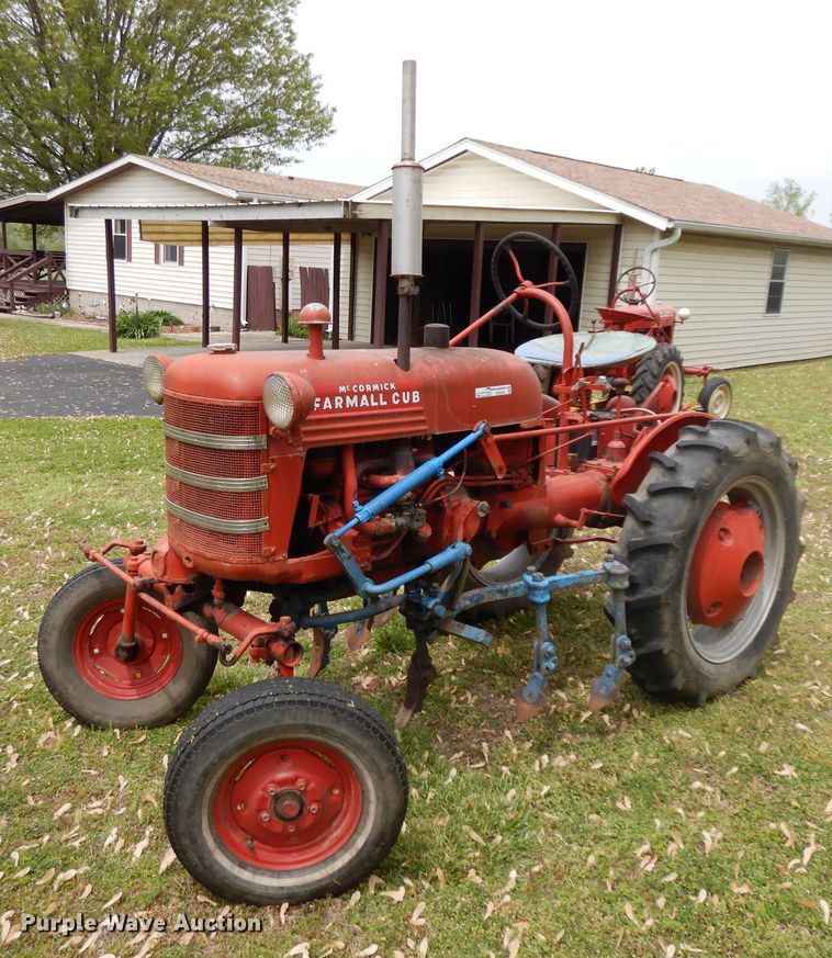 image for item HO9420 Farmall Cub  tractor